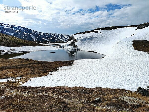 See umgeben von schneebedecktem Berg  Aurlandsfjellet  Norwegen  Europa