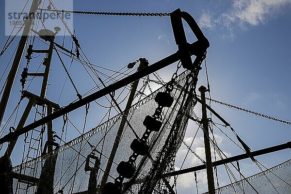 Silhouette des oberen Teils Krabbenkutter mit Krabben Fangnetz im Hafen von Greetsiel  Greetsiel  Ostfriesland  Nordsee  Niedersachsen  Deutschland  Europa