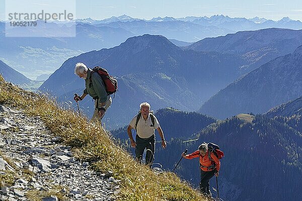 Drei Wanderer  Senioren  steigen auf die Montscheinspitze  Mondscheinspitze  hinten Zillertaler Alpen  Hinterriß  Alpenpark Karwendel  Tirol  Österreich  Europa