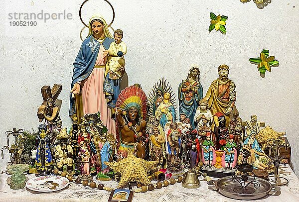 Altar mit mehreren Heiligenbildern  Wesenheiten aus Religionen afrikanischen Ursprungs wie Umbanda und Candomble und Alltagsgegenständen in einer guten Darstellung des brasilianischen religiösen Synkretismus  Brasilien  Südamerika