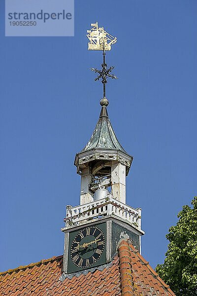Dachteil der Greetsieler Kirche mit Uhr  Glocke und Goldblech in der Silhouette eines Segelschiffs  Greetsiel  Ostfriesland  Nordsee  Niedersachsen  Deutschland  Europa