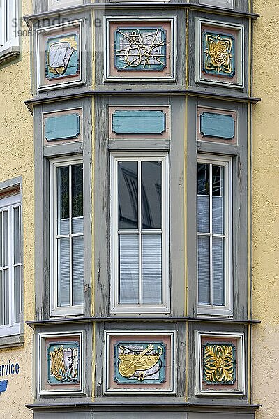 Erkerfenster (Bogenfenster) an alten traditionellen Häusern im Schwarzwaldstil in der Altstadt  Rottweil  Neckartal  Baden-Württemberg  Deutschland  Europa