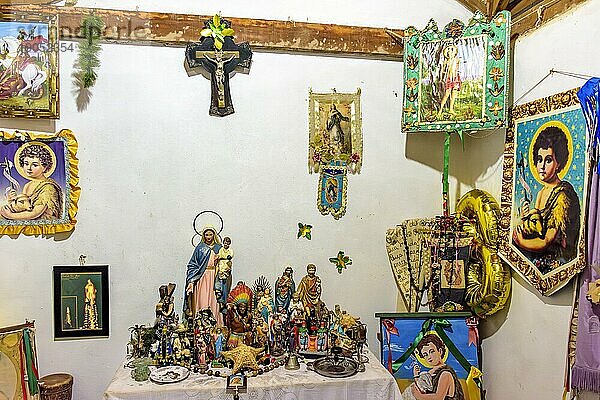 Altar mit mehreren Heiligenbildern  Wesenheiten aus Religionen afrikanischen Ursprungs wie Umbanda und Candomble und Alltagsgegenständen in einer guten Darstellung des brasilianischen religiösen Synkretismus  Brasilien  Südamerika