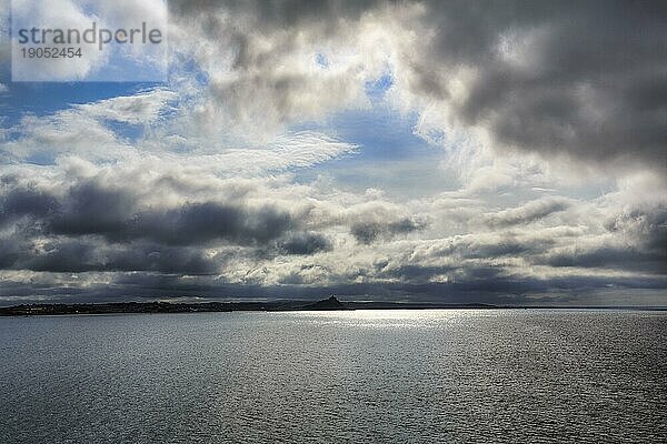 Dunkle Wolken über der Küste von Marazion  St Michael's Mount  St Michaels Mount am Horizont  Gegenlicht  Cornwall  England  Großbritannien  Europa