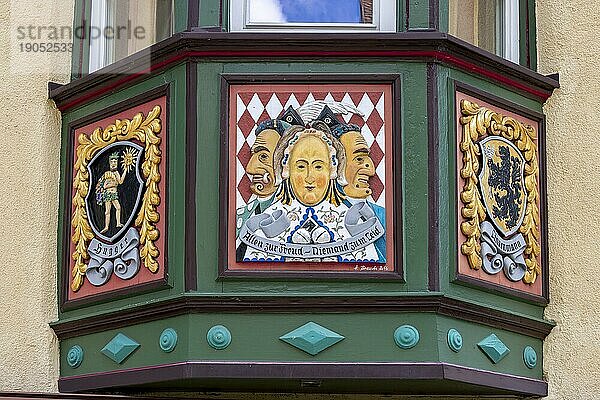 Erkerfenster (Bogenfenster) an alten traditionellen Häusern im Schwarzwaldstil in der Altstadt  Rottweil  Neckartal  Baden-Württemberg  Deutschland  Europa