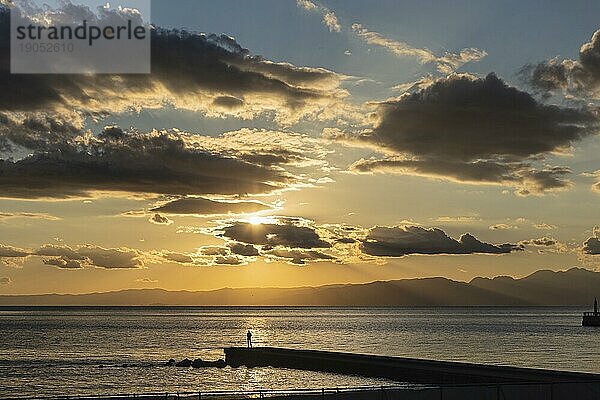 Mann angelt bei Sonnenuntergang  Sagami Bucht  Fujisawa  Kanagawa Präfektur