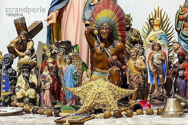 Altar mit mehreren Heiligenbildern  Wesenheiten aus Religionen afrikanischen Ursprungs wie Umbanda und Candomble und Alltagsgegenständen in einer guten Darstellung des brasilianischen religiösen Synkretismus  Brasilien  Südamerika