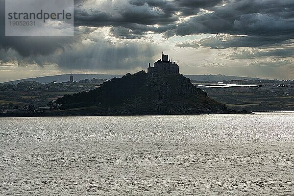 Dunkle Wolken über St Michael's Mount  Gegenlicht  Blick von Penzance  Cornwall  England  Großbritannien  Europa