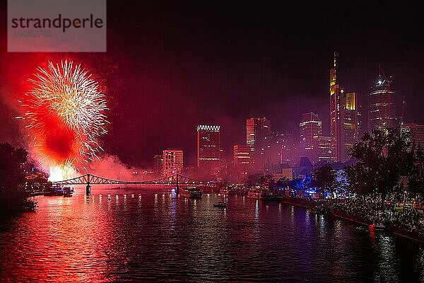 Zahlreiche Zuschauer betrachten sich vom Mainufer aus das Feuerwerk zum Abschluss des Mainfestes.  Altebrücke  Frankfurt am Main  Hessen  Deutschland  Europa