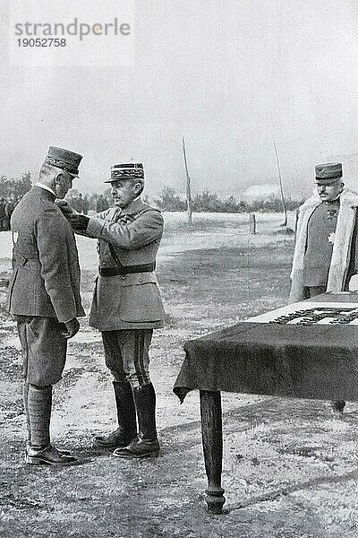 Der französische General Nivelle schmückt den Herzog von Aosta bei einem Besuch an der italienischen Front  Februar 1917  Italien  Europa