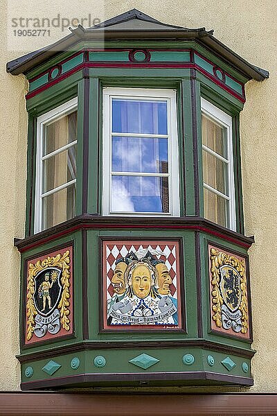 Erkerfenster (Bogenfenster) an alten traditionellen Häusern im Schwarzwaldstil in der Altstadt  Rottweil  Neckartal  Baden-Württemberg  Deutschland  Europa