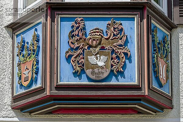 Erkerfenster (Bogenfenster) an alten traditionellen Häusern im Schwarzwaldstil in der Altstadt  Rottweil  Neckartal  Baden-Württemberg  Deutschland  Europa