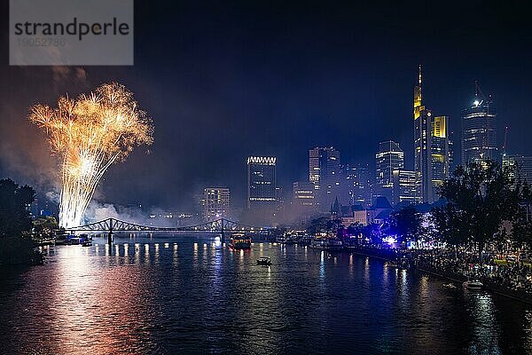 Zahlreiche Zuschauer betrachten sich vom Mainufer aus das Feuerwerk zum Abschluss des Mainfestes.  Altebrücke  Frankfurt am Main  Hessen  Deutschland  Europa