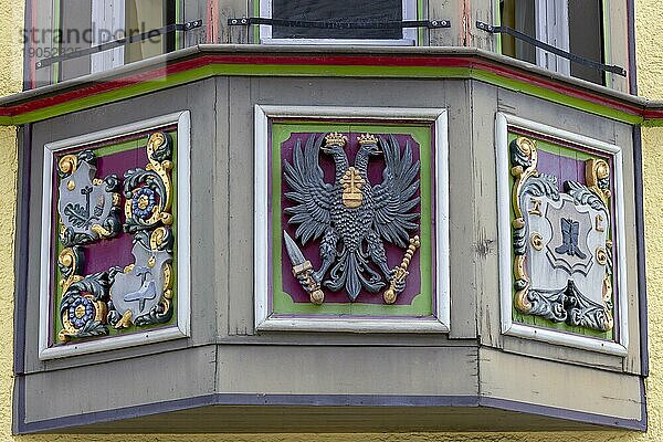 Erkerfenster (Bogenfenster) an alten traditionellen Häusern im Schwarzwaldstil in der Altstadt  Rottweil  Neckartal  Baden-Württemberg  Deutschland  Europa