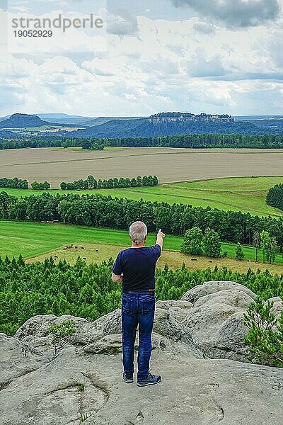 Blick vom Rauenstein in Richtung Festung Königstein  Sachsen  Deutschland  Europa