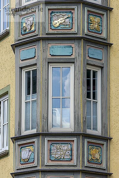 Erkerfenster (Bogenfenster) an alten traditionellen Häusern im Schwarzwaldstil in der Altstadt  Rottweil  Neckartal  Baden-Württemberg  Deutschland  Europa