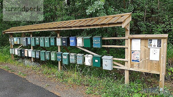 Briefkästen auf dem Lande  Norwegen  Europa