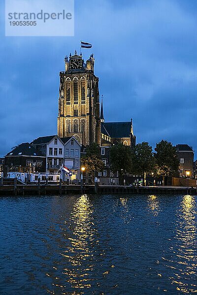 Grote Kerk Dordrecht zur blauen Stunde  Dordrecht  Niederlande  Europa