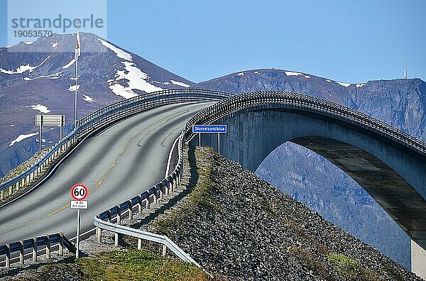 Die Storseisund-Brücke an der Atlantikstraße in Norwegen