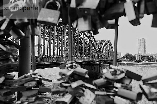 Liebesschlösser an einer Brücke über den Rhein  schwarz-weiß  Köln  Deutschland  Europa