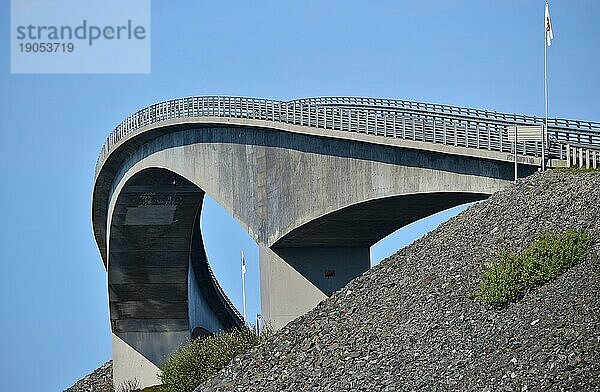 Die Storseisund-Brücke an der Atlantikstraße in Norwegen