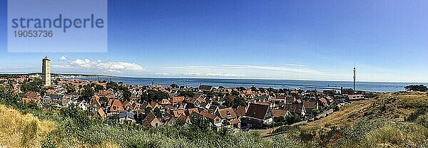 Panorama des Städtchens West auf Terschelling mit dem Wahrzeichen Brandaris und Blick aufs Wattenmeer  Terschelling  Niederlande  Europa