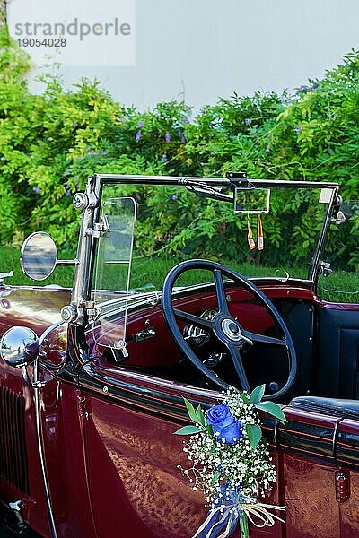 Antike Vintage Hochzeit Auto mit Blumen geschmückt bereit  die Braut und Bräutigam in die Kirche zu nehmen