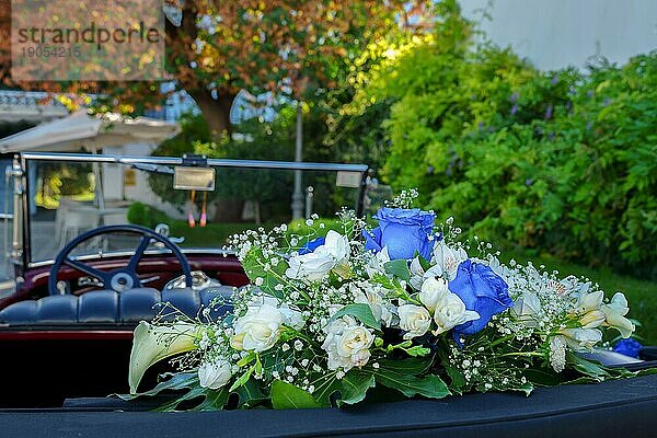 Antike Vintage Hochzeit Auto mit Blumen geschmückt bereit  die Braut und Bräutigam in die Kirche zu nehmen