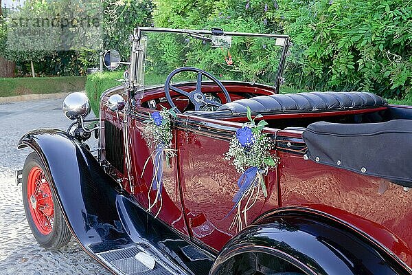 Antike Vintage Hochzeit Auto mit Blumen geschmückt bereit  die Braut und Bräutigam in die Kirche zu nehmen