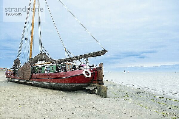 Strand mit Booten bei West auf der Nordseeinsel Terschelling  Niederlande  Europa