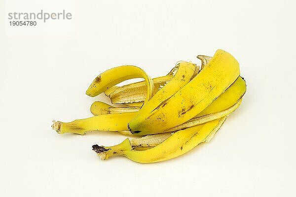 Bananenschalen  Studioaufnahme  weisser Hintergrund  gesunde Ernährung