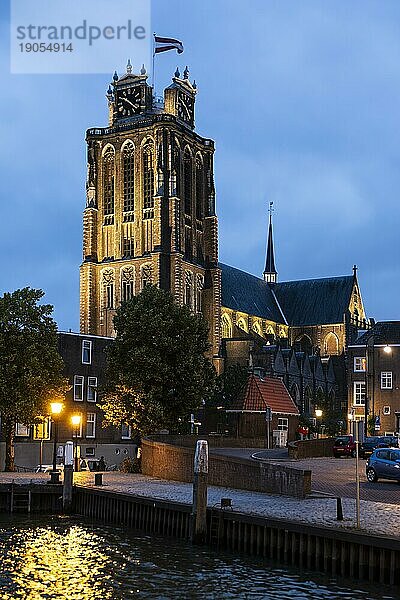 Grote Kerk Dordrecht zur blauen Stunde  Dordrecht  Niederlande  Europa
