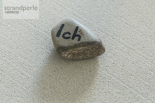 Stein mit Aufschrift Ich auf Sand liegend