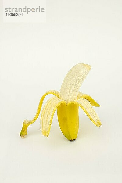 Halb geschälte Banane  Studioaufnahme  weisser Hintergrund  gesunde Ernährung