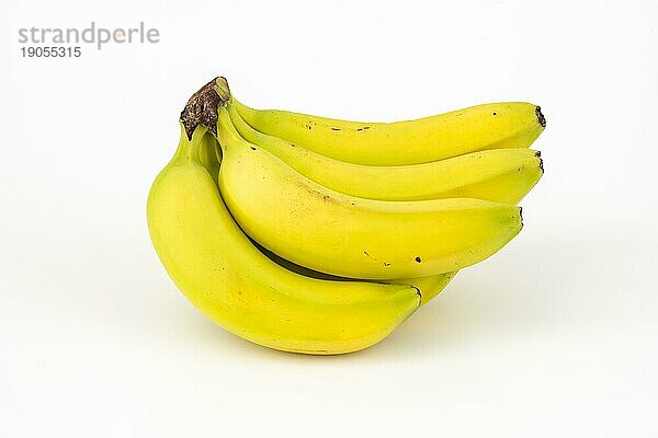Fast reife Bananen  Studioaufnahme  weisser Hintergrund  gesunde Ernährung