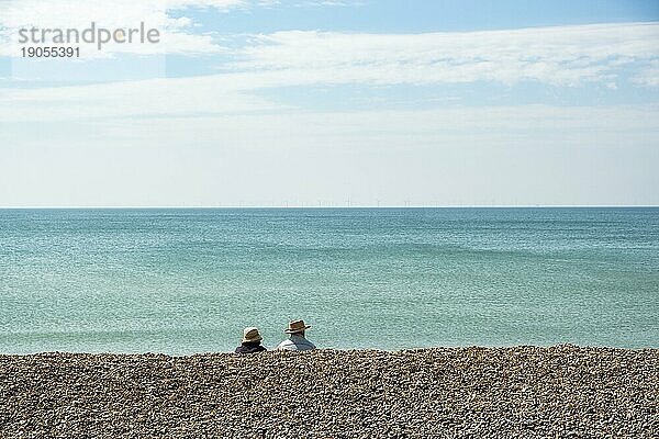 Zwei Personen sitzen und blicken auf das Meer  Symbolbild  Brighton  East Sussex  England  Großbritannien  Europa