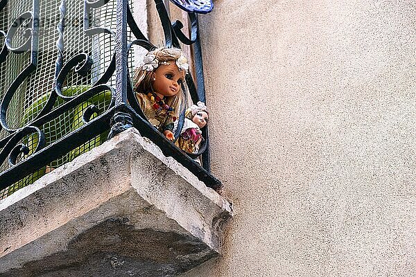 Zwei Puppen auf einem Balkon in Lissabon  Portugal  Europa