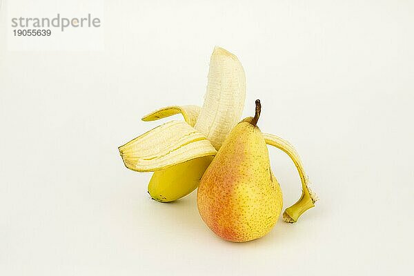 Halb geschälte Banane mit Birne  Studioaufnahme  weisser Hintergrund  gesunde Ernährung