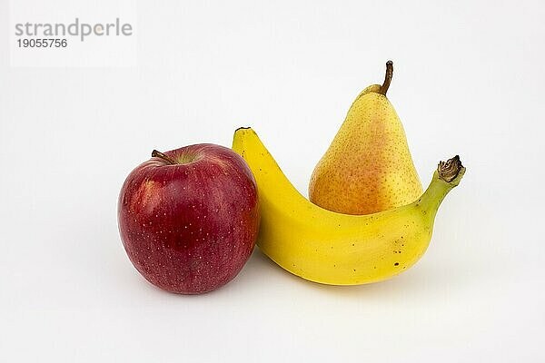 Banane  Apfel  Birne  Studioaufnahme  weisser Hintergrund  gesunde Ernährung