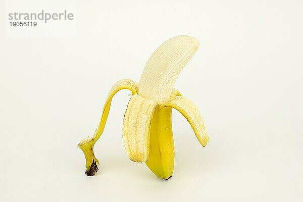 Halb geschälte Banane  Studioaufnahme  weisser Hintergrund  gesunde Ernährung