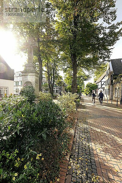 Radfahrer in der Altstadt von Monheim am Rhein  Deutschland  Europa