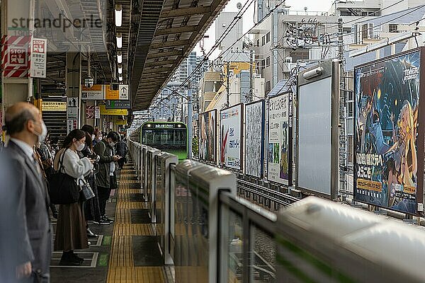 Einfahrt eines Zuges der Yamanote Linie  Menschen warten am Bahnsteig  Takadanobaba Station  Shinjuku City  Tokyo