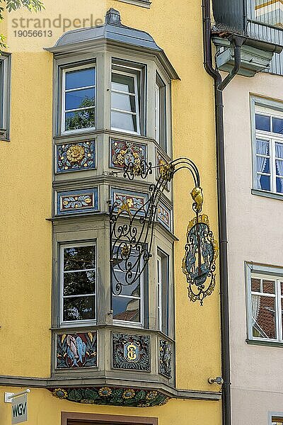 Erkerfenster (Bogenfenster) an alten traditionellen Häusern im Schwarzwaldstil in der Altstadt und Nasenschild  Stechschild  Rottweil  Neckartal  Baden-Württemberg  Deutschland  Europa