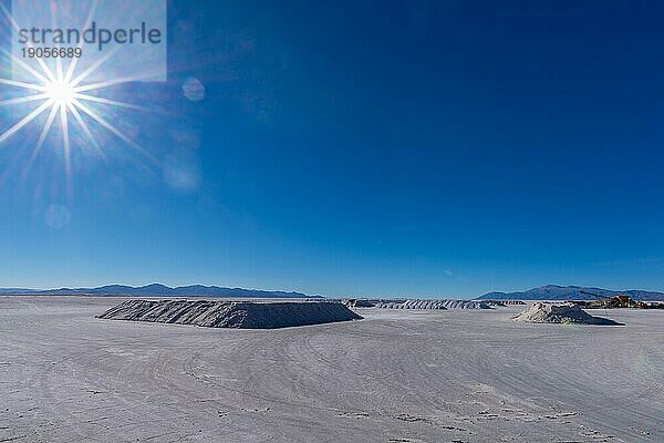 800 qkm Salzwüste Salinas Grandes  Salzpfanne  Salzabbau  Salzberge  Ebene  Gebirge  Lithium  Rohstoff  wertvoll  Leichtmetall  Natriumchlorid  blauer Himmel  Gegenlicht  Sonnenstrahlen  Provinz Jujuy  Argentinien  Südamerika