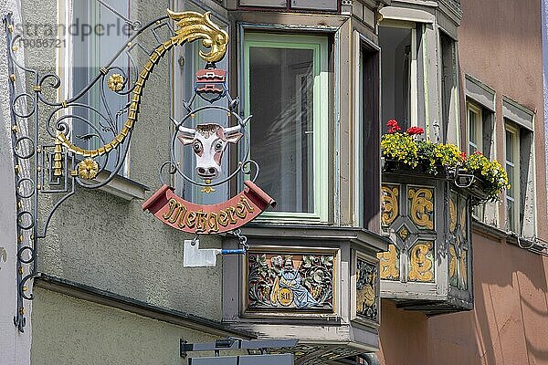 Erkerfenster (Bogenfenster) an alten traditionellen Häusern im Schwarzwaldstil in der Altstadt und Nasenschild  Stechschild mit Kuhkopfmotiv  Rottweil  Neckartal  Baden-Württemberg  Deutschland  Europa