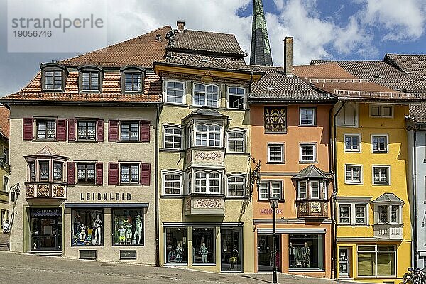 Altstadt mit alten traditionellen Häusern mit Erker im Schwarzwald-Stil  Hauptstraße  Rottweil  Neckartal  Baden-Württemberg  Deutschland  Europa