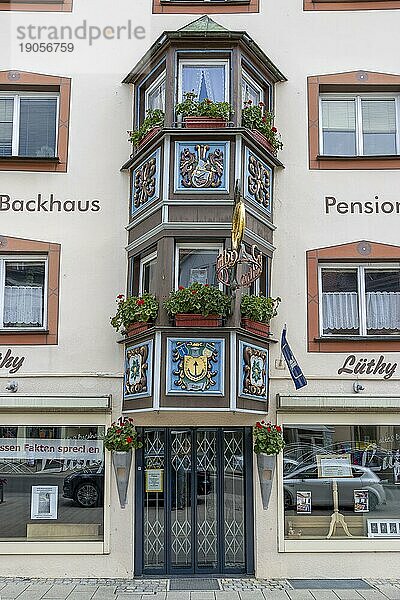 Erkerfenster (Bogenfenster) an alten traditionellen Häusern im Schwarzwaldstil in der Altstadt  Rottweil  Neckartal  Baden-Württemberg  Deutschland  Europa