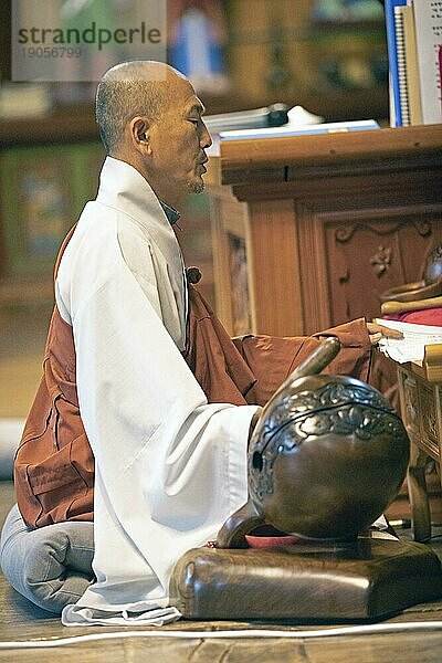 Koreanischer Mönch betet in der Gebetshalle  Baekyangsa oder Baegyangsa Tempel im Naejangsan-Nationalpark  Haupttempel des Jogye-Ordens des koreanischen Buddhismus  Bukha-myeon  Jangseong  Provinz Süd-Jeolla  Südkorea  Asien