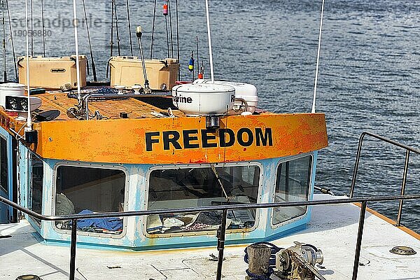 Boot mit dem Schriftzug Freiheit  Hugh Town  St Mary's  Scilly-Inseln  Cornwall  England  Großbritannien  Europa