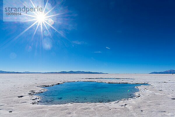 800 qkm Salzwüste Salinas Grandes  Ojos de Salar  Augen des Salzsees  offene Wasserstelle  Salzpfanne  Ebene  Gebirge  Lithium  Rohstoff  wertvoll  Leichtmetall  Natriumchlorid  blauer Himmel  Gegenlicht  Sonnenstrahlen  Provinz Jujuy  Argentinien  Südamerika